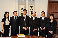Prof. Joseph Sung, Vice-Chancellor greets the delegation from People’s Hospital of Inner Mongolia Autonomous Region